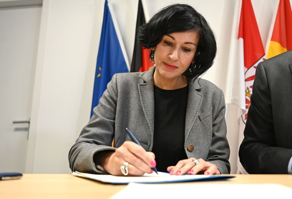 Die neue Potsdamer Oberbürgermeisterin Noosha Aubel (parteilos) hat ihr Amt angetreten.
