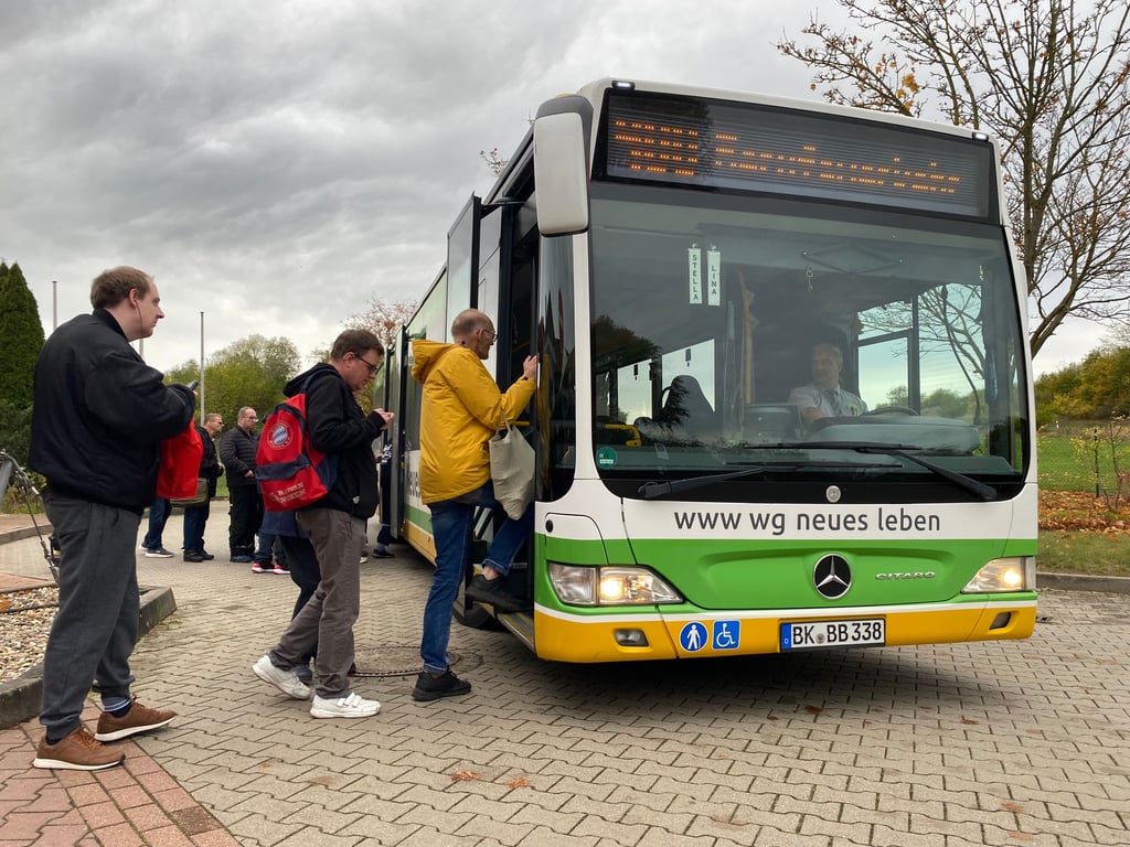 Die Beschäftigten der Werkstätten der Lebenshilfe Ostfalen kommen mit Bussen und Taxis zu ihren Arbeitsplätzen in Hundisburg, Haldensleben und Bülstringen. Für einige von ihnen könnte die Sperrung längere Fahrtzeiten bedeuten.