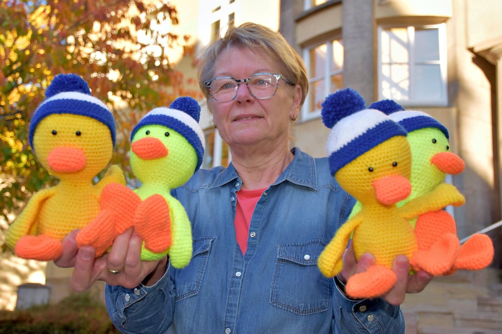 Während ihrer Freizeit fertigt Heike Friedrich mit viel Liebe Entchen für Teilnehmer des traditionellen Quietscheentenrennens in Zeitz.