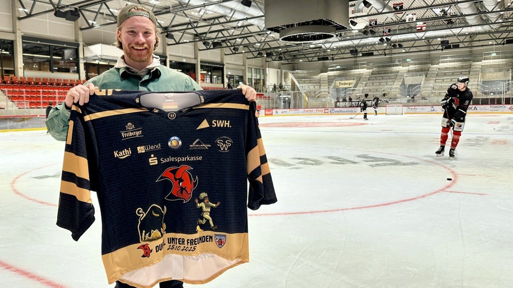 Schwarzgold sind die Saale Bulls: So sieht das Sondertrikot zum ersten Spiel im neuen Eisdom aus.