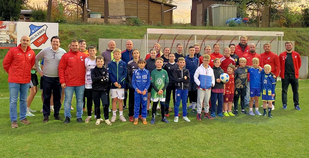 Nach dem Gespräch im Vereinsheim präsentierte der Verein die neuen Flutlichter und die Kabinen. Mit dabei zwei Trainingsgruppen.
