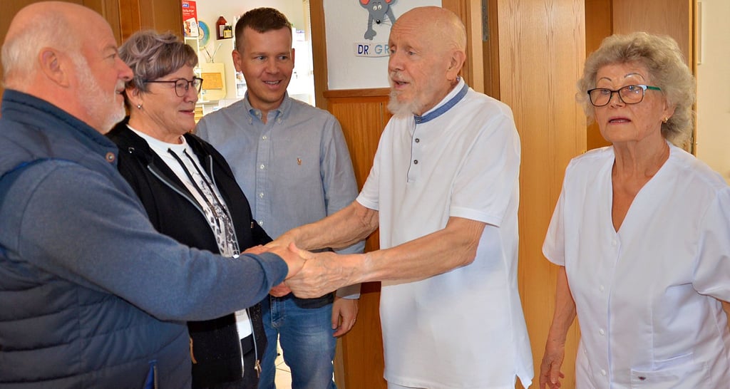 Zu den Patienten, die sich am letzten Arbeitstag in der Atzendorfer Praxis von Dr. Hans-Jürgen Groh, hier mit Ehefrau Helga Johanna und Sohn Dr. Adrian Groh, herzlich und teilweise mit Tränen in den Augen verabschiedeten, gehörten auch Jürgen und Doris Rock. Das Ehepaar Groh hat übrigens neben einem Sohn noch zwei Töchter und insgesamt vier Enkel.