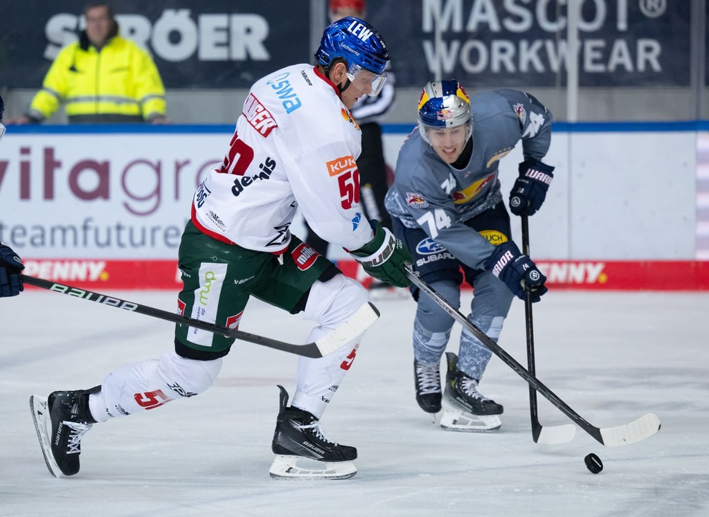 Les Lancaster (r) wechselt von München zu den Eisbären Berlin. (Archivbild)