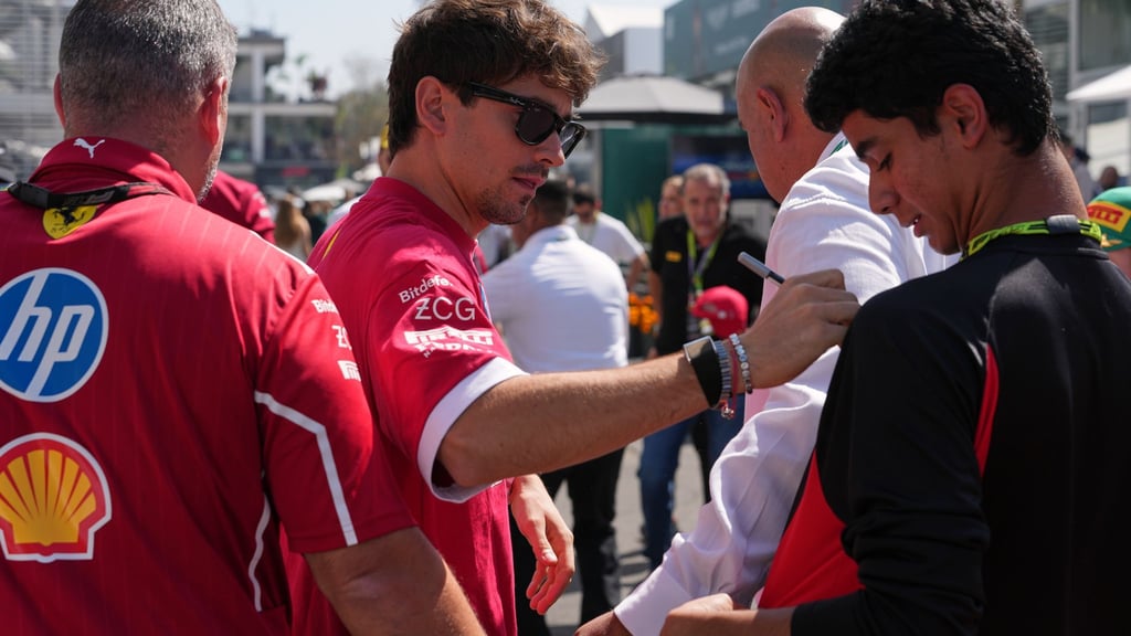 Bei den Fans beliebt, im ersten Training der Schnellste: Charles Leclerc.
