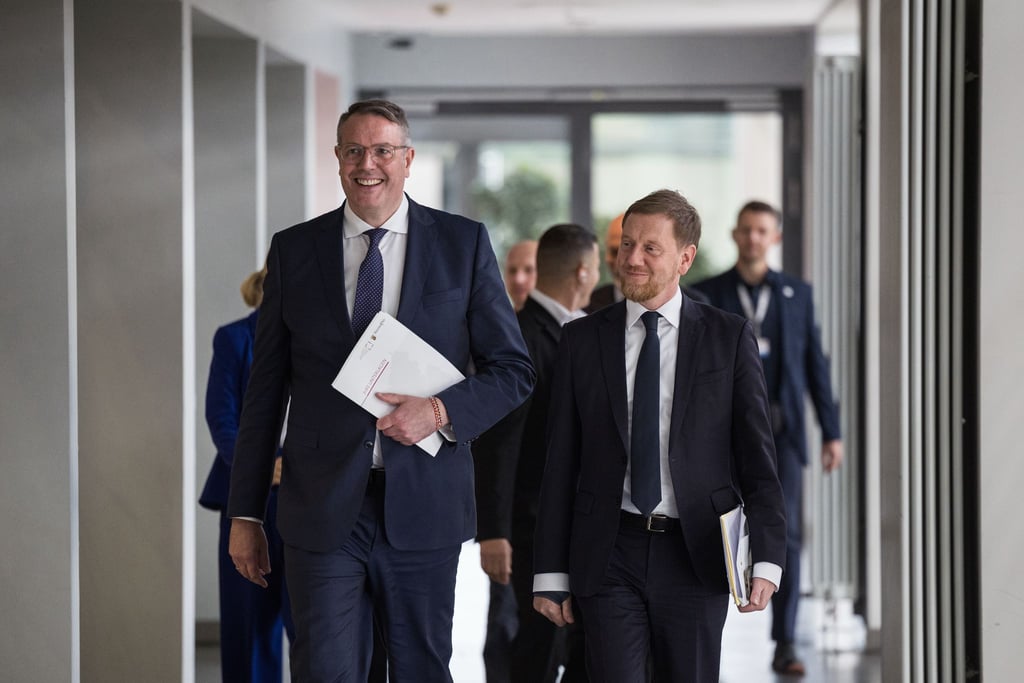 Der Vorsitzende der Ministerpräsidentenkonferenz Alexander Schweitzer (SPD) und sein Vize, Michael Kretschmer (CDU) sehen sich als „Möglichmacher“.