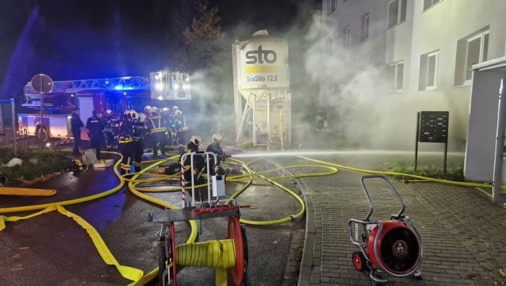 Die Feuerwehr musste wegen einem Kellerbrand in den Aalweg nach Heide-Nord ausrücken. Wegen der großen Hitze musste Feuerwehr von außen löschen.
