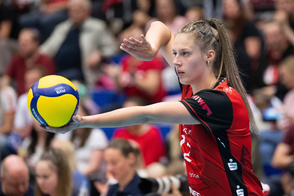 Dresdens Mette Pfeffer am Aufschlag