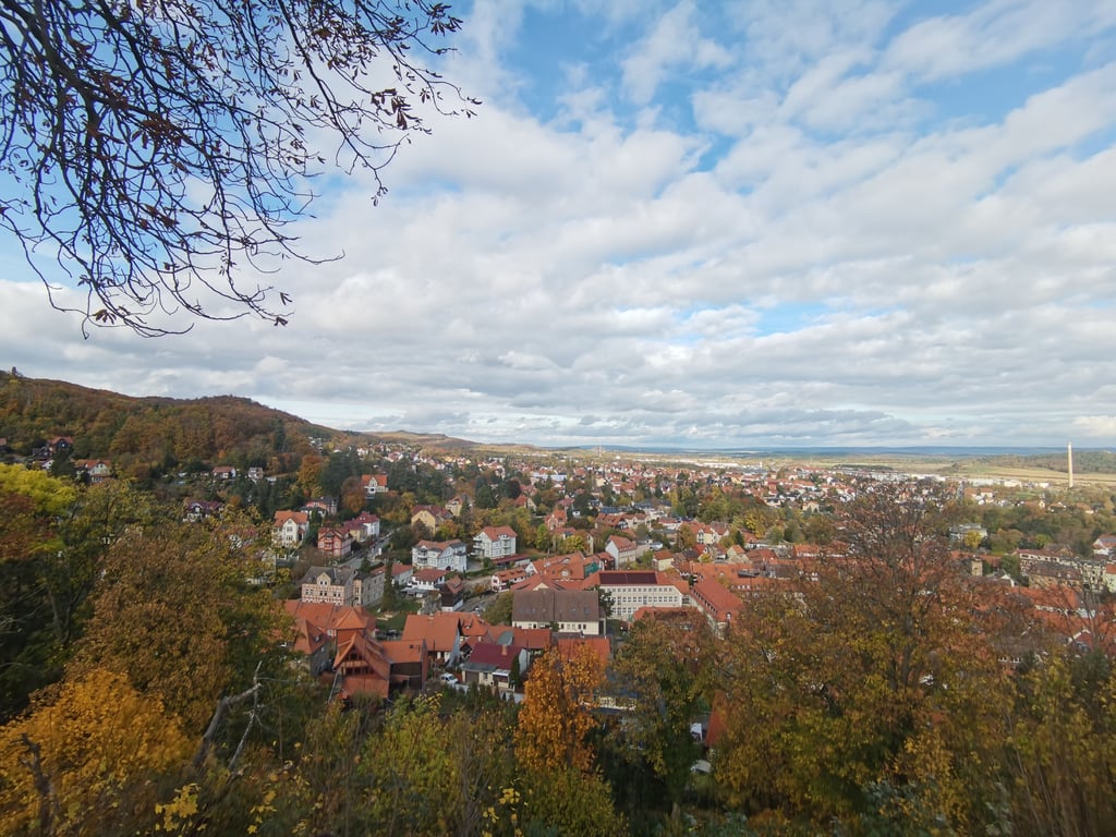 Blick auf das herbstliche Blankenburg. Die kleine Harzstadt hat nicht nur eine historische Altstadt mit einem imposanten Villenviertel zu bieten, sondern verfügt auch über eine vielfältige Wirtschaftsstruktur mit zahlreichen Unternehmen - von der kleinen Pension und dem Einzelhändler, über innovative Industriebetriebe bis hin zur größten Baufirma des Harzkreises.