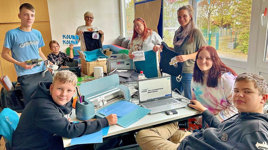 Mit selbst gestalteten Schriftzügen und Bildern  Shirts und Beutel verschönern, dieses Ferienangebot gab es im wiedereröffneten Kinder- und Jugendzentrum Braunsbedra.