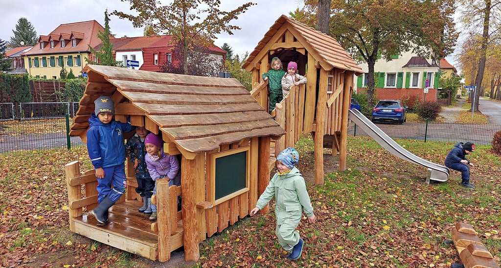 Kinder der Kita „Villa Sonnenkäfer" probierten die neuen Spielgeräte mit Begeisterung aus.