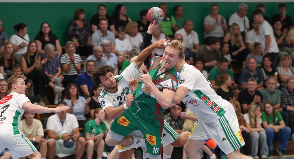 Gisli Kristjansson setzt sich hier beim Testspiel im August gegen die Recken-Abwehr toll durch. Auf solche packenden Duelle am Kreis dürfen sich die Fans auch am Sonntag freuen, wenn es um Punkte geht.