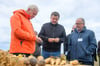 „Es ist ein Trauerspiel“: Die Minister Alois Rainer (CSU, li.) und Sven Schulze (CDU, Mi.) begutachten mit Frank Ordon, Präsident des Kühn-Instituts, auf dem Acker die „Gummirüben“. 
