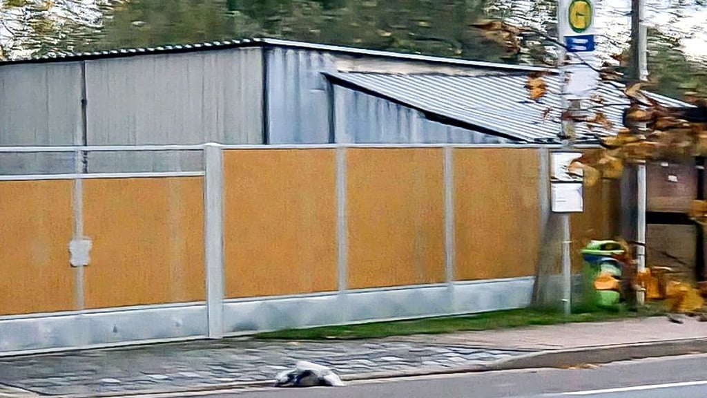 Der tote Kranich am Freitagmorgen in der Bushaltestelle in der Stolberger Straße in Berga.