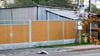 Der tote Kranich am Freitagmorgen in der Bushaltestelle in der Stolberger Straße in Berga.