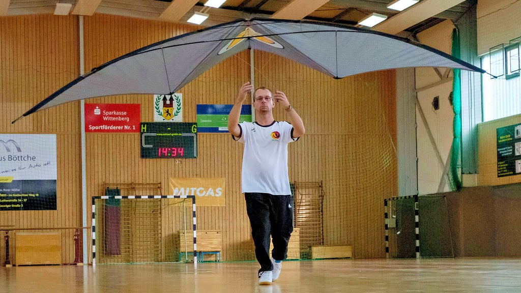 Matthias Klimke zeigt seinen Drachen, den er im Wettkampf zu „It took me by surprise“ in der Luft tanzen lassen hat.
