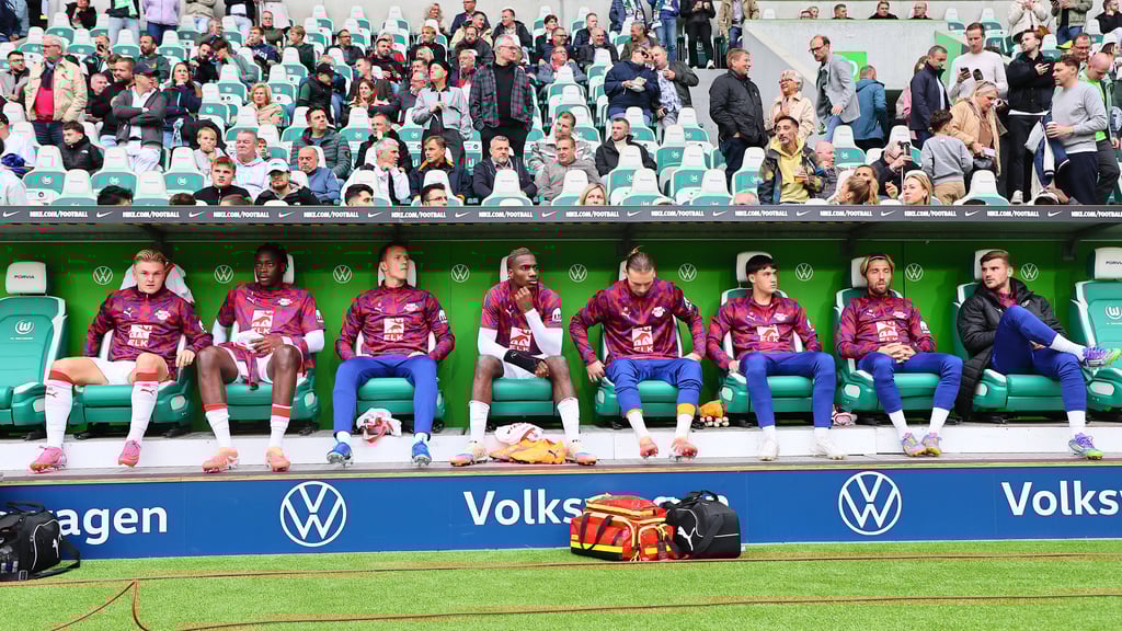 Klostermann (3.v.l.), Kampl und Werner (7.u.8.v.l.) sitzen auf der Bank.