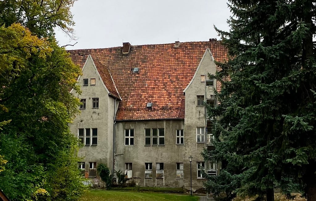 Das Schwarze Schloss in Ermsleben steht unter Denkmalschutz. Um es sanieren zu können, hat sich ein Verein gegründet.