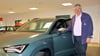 Die Firma Elb-Havel-Automobile bietet in der Domstadt einen Fahrzeughandel und Service an. Werkstattmeister Kay Blum stellt einen Seat-Wagen vor.