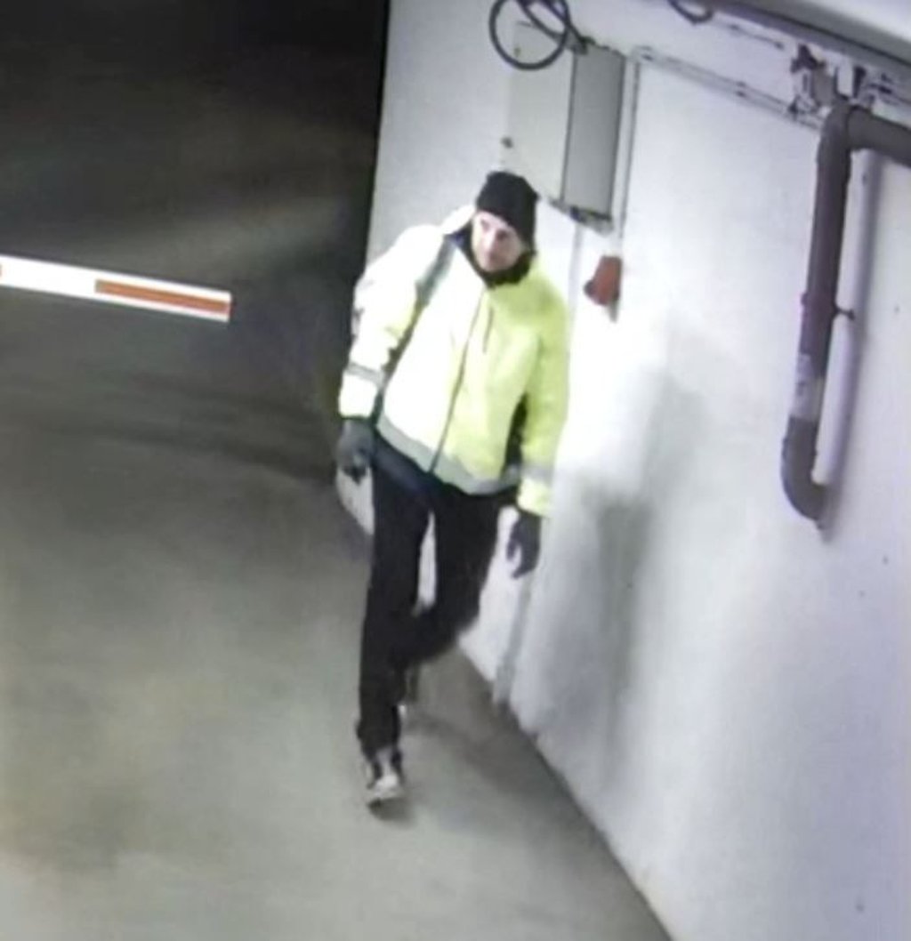 Dieser unbekannte Mann soll einen Parkscheinautomaten in der Domherrenstraße in Zeitz aufgebrochen haben.