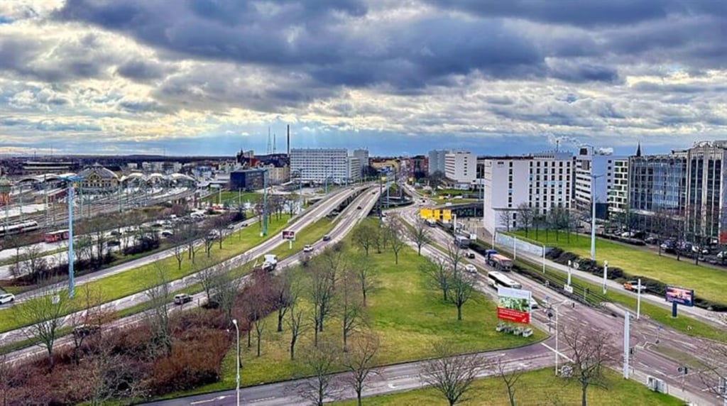Blick auf den Riebeckplatz, der 2027 ein anderer sein soll: Die Hochstraßenbrücken werden abgerissen.