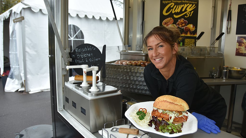Eileen Richter, Inhaberin vom Imbiss „Curry 31“ in Erxleben, bietet jetzt zur Herbstzeit neue Klassiker wie Fleischkäsebrötchen mit Krautsalat an – serviert in einem beheizten Zelt.