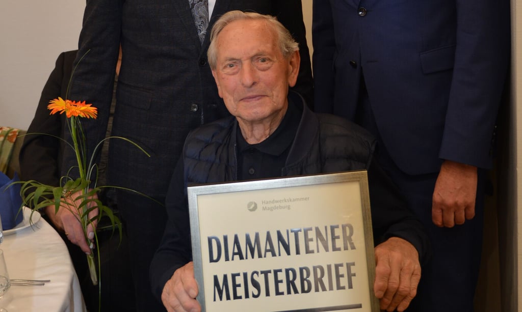 Franz Krone (sitzend) aus Grieben erhält den diamantene Meisterbrief aus den Händen von Präsident Andreas Dieckmann (links) und Hauptgeschäftsführer Burkhardt Grupe.