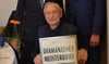 Franz Krone (sitzend) aus Grieben erhält den diamantene Meisterbrief aus den Händen von Präsident Andreas Dieckmann (links) und Hauptgeschäftsführer Burkhardt Grupe. 