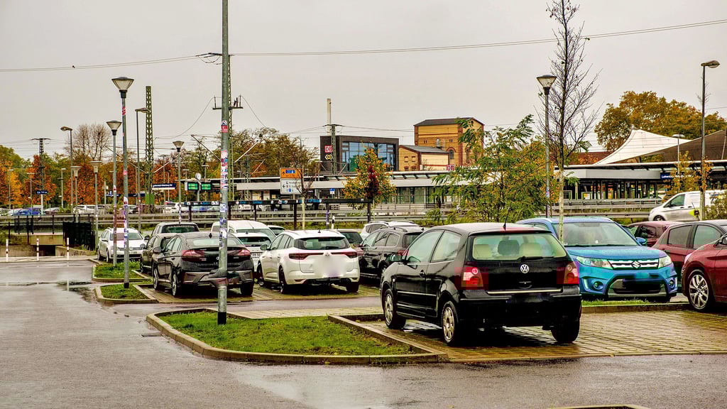 Der Parkplatz am Wittenberger Hauptbahnhof ist regulär schon recht voll. Um dem erhöhten Besucheraufkommen am Reformationstag entgegenzukommen, gibt es daher einen Sonderparkplatz.