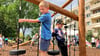 Juli 2024: Viel Spaß haben die Kinder bei der Eröffnung des neuen Spielplatzes am Theodor-Fontane-Ring in Thale. Die Spielplatzoffensive der Stadt ist nun abgeschlossen.