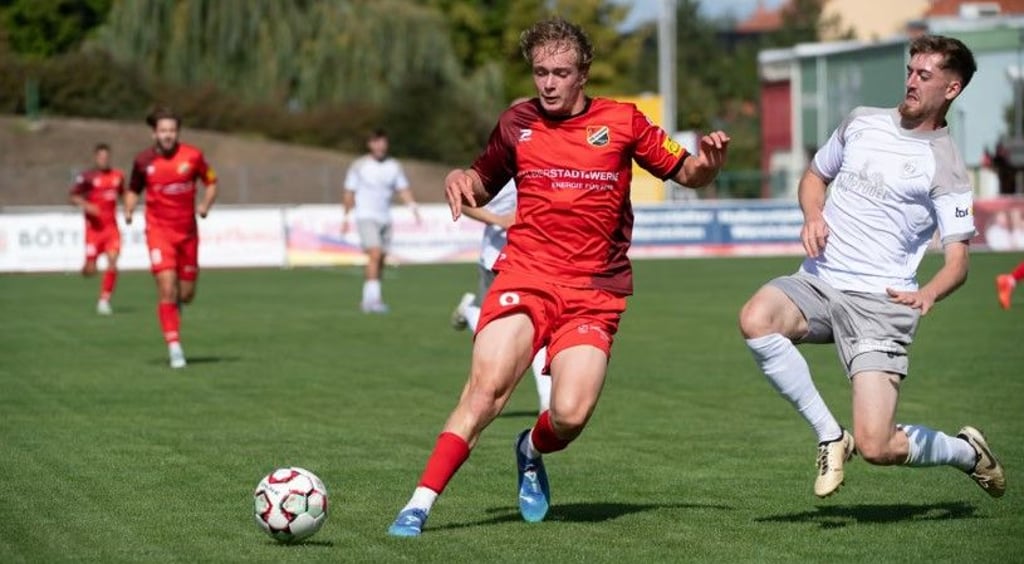 Emilio Stobbe (l.) sammelt bei Germania Halberstadt Spielpraxis.