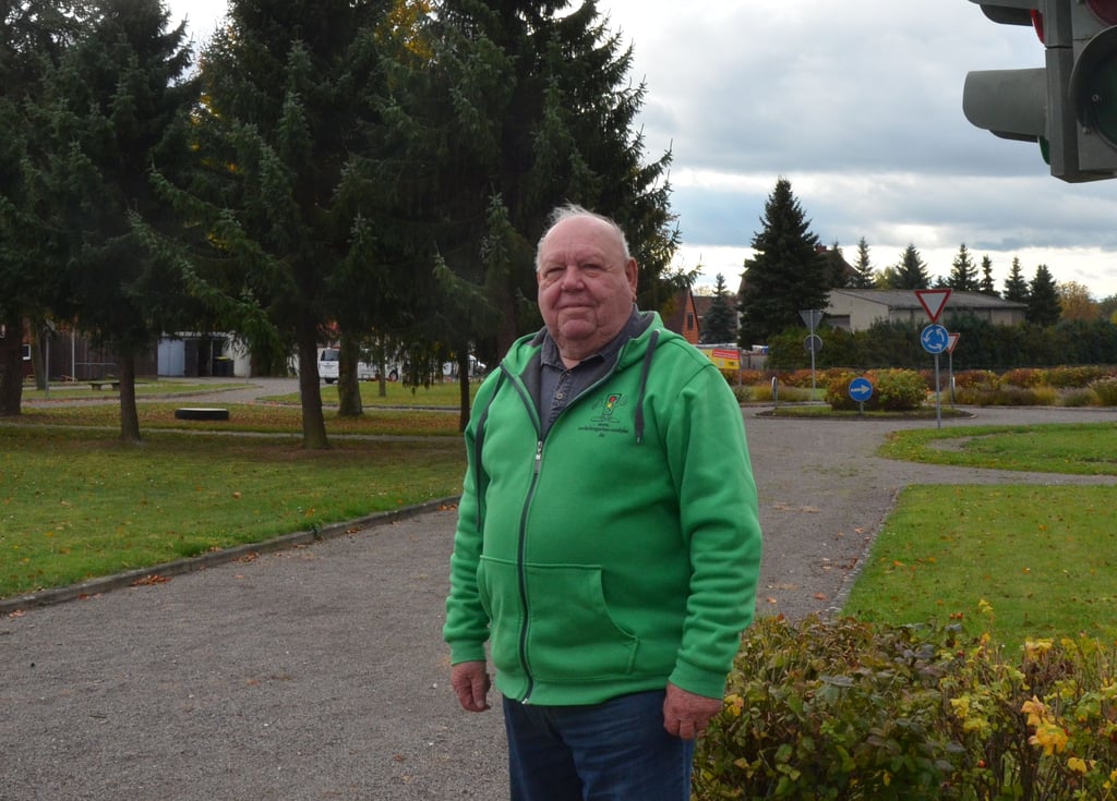 Klaus Glandien, Vorsitzender der Kreisverkehrswacht Oschersleben, setzt sich seit 50 Jahren für die Verkehrssicherheit in der Region ein.