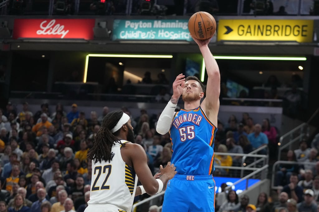 Isaiah Hartenstein (r) sammelte 14 Rebounds für Oklahoma ein.