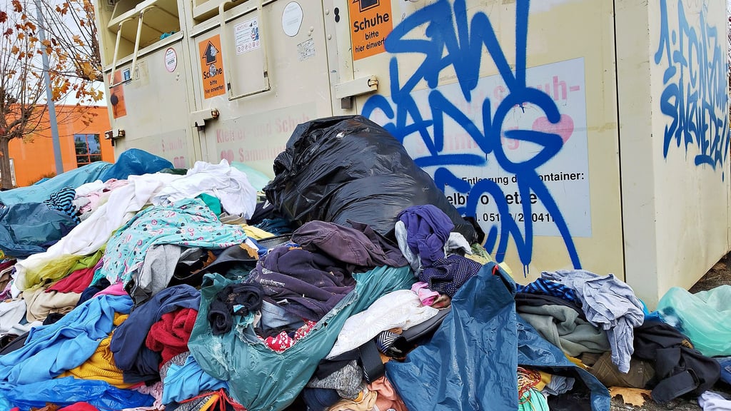 Kapazitätsgrenze überschritten: Berge von Altkleidern türmen sich vor den  Containern bei OBI in Salzwedel.