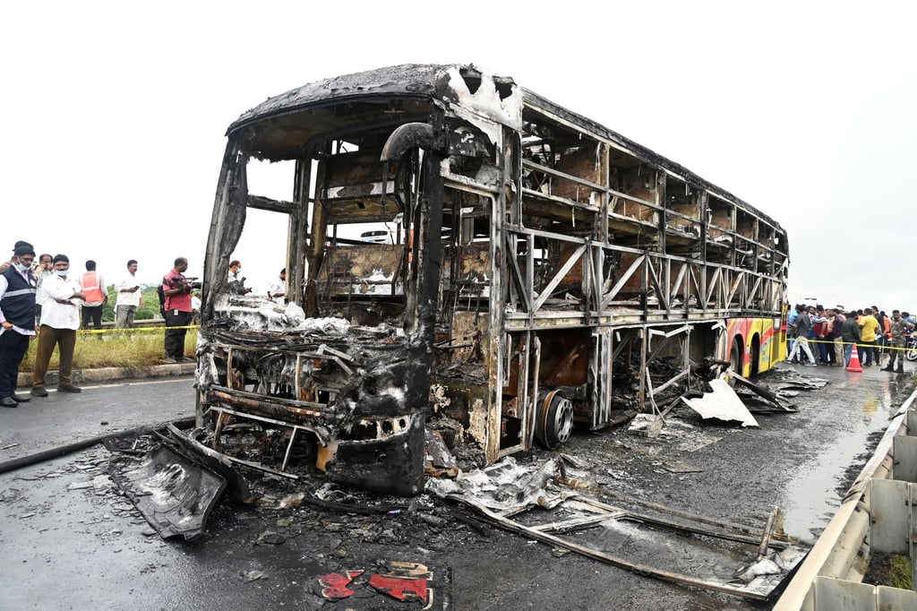 Die verkohlten Überreste des Passagierbusses liegen auf einer Landstraße im Dorf Chinnatekuru.