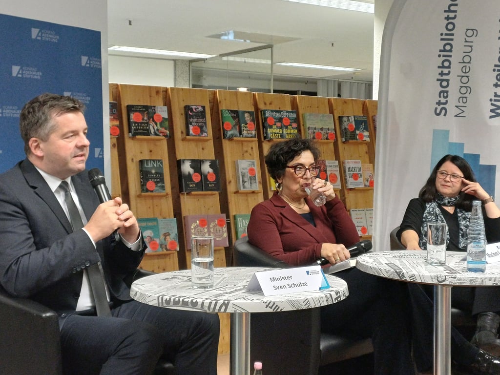 Sachsen-Anhalts CDU-Landeschef Sven Schulze beim Podium mit Journalistin Mariam Lau und Moderatorin Rabea Brauer (von links).