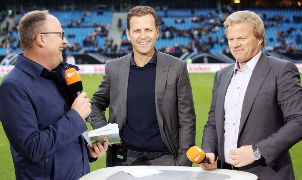 Oliver Bierhoff (M.) und Oliver Kahn (r) zählen die deutsche Mannschaft nicht zu den WM-Titelkandidaten. (Archivbild)