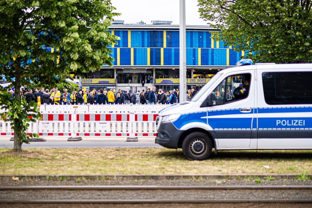 Eintracht Braunschweig hat zwei Fans Stadionverbote erteilt. (Archivfoto)