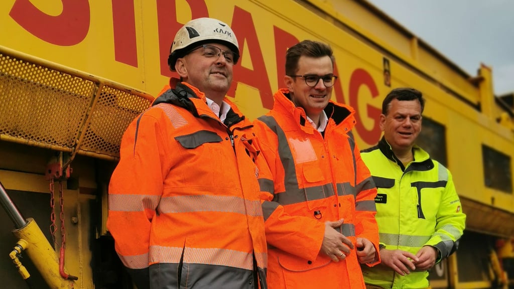 Staatssekretär Sven Haller (Mitte) im Sandwich von Strabag-Mann Michael Lehmann und dem Landtagsabgeordneten Alexander Räuscher (recht) auf der Bahnbaustelle zwischen Halberstadt und Wernigerode.