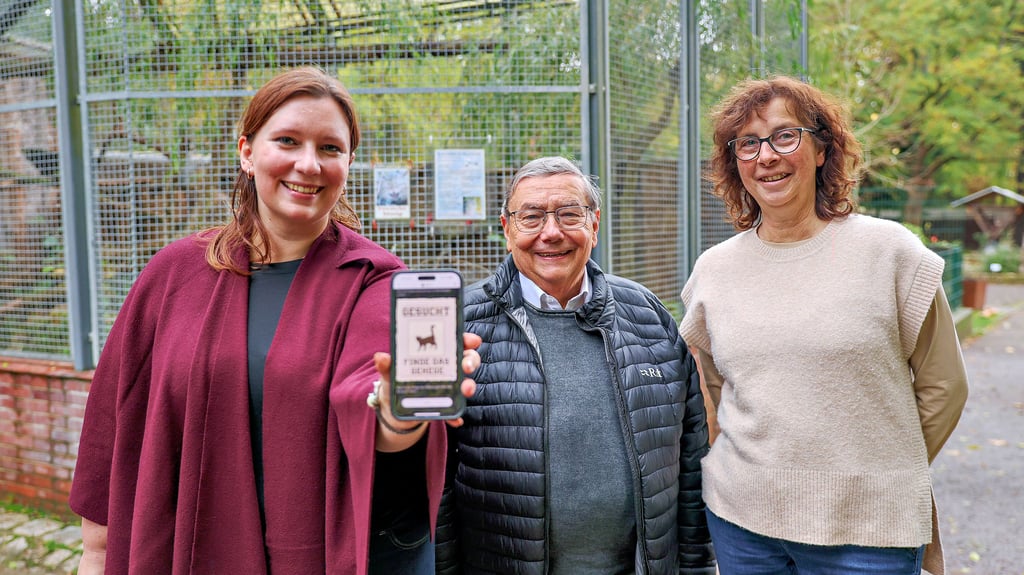 Maria und Michael Heinemann vom Freundeskreis zur Förderung des Weißenfelser Heimatnaturgartens und dessen Leiterin Ute Radestock (r.) stellen das Projekt „Naturecaching“ vor, mit dem sie beim diesjährigen Revierpionier-Wettbewerb gewonnen haben.