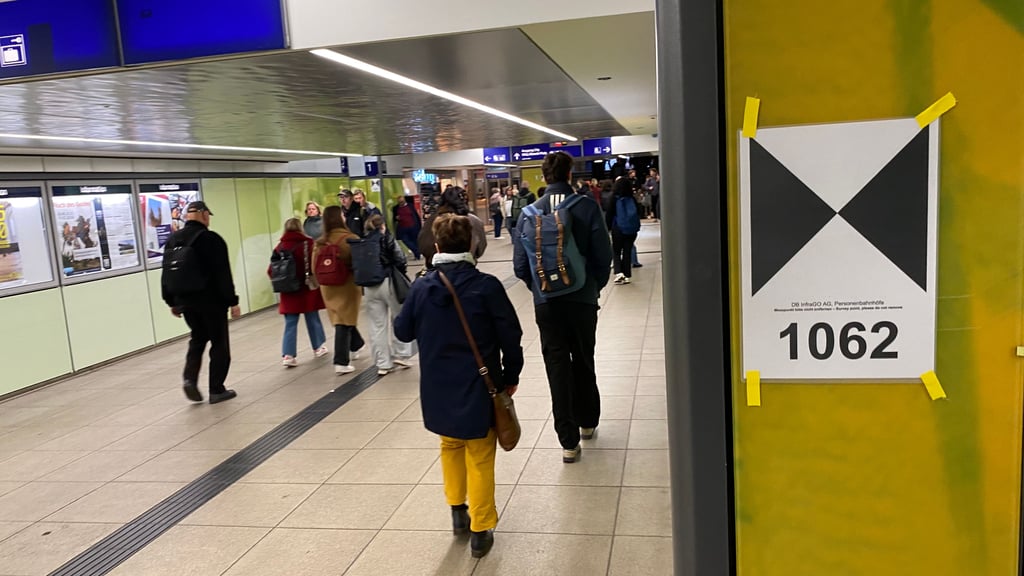 Diese Zettel hängen derzeit im Hauptbahnhof Magdeburg.