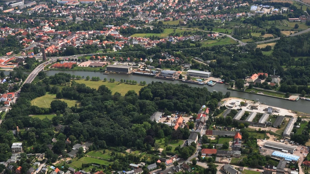 Industrie am Genthiner Elbe-Havel-Kanal in einem historischen Luftbild.