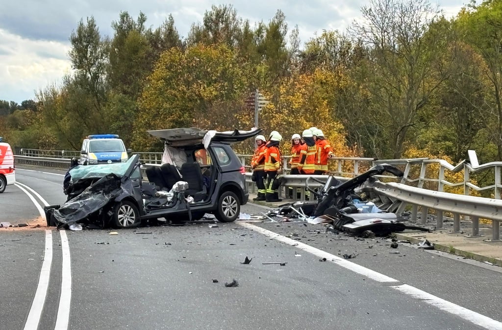 Auf der Bundesstraße 4 hat es einen schweren Unfall gegeben.