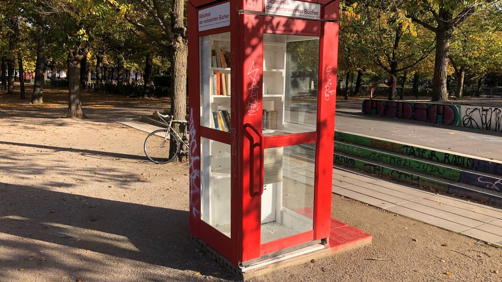 Die 2024 aufgestellte „Bibliothek der verbrannten Bücher“ als Gedenkort am Bassinplatz in Potsdam wurde zerstört. (Archivbild)