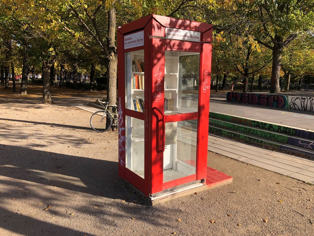 Die 2024 aufgestellte „Bibliothek der verbrannten Bücher“ als Gedenkort am Bassinplatz in Potsdam wurde zerstört. (Archivbild)