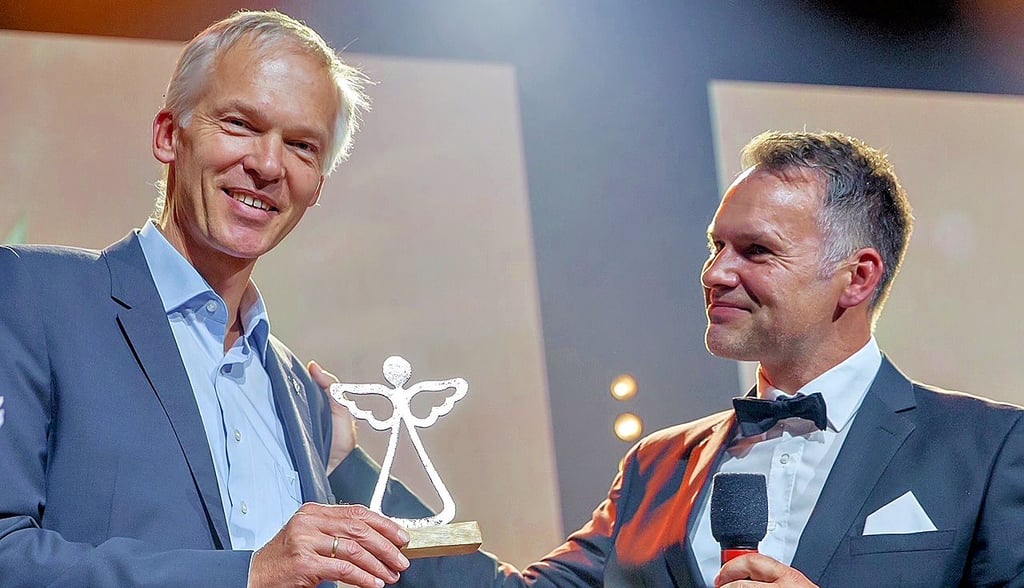 Prof. Dr. Jochen Mainz von der Medizinischen Hochschule Brandenburg (l.) und Daniel Kemp, Vorsitzender des Vereins Mukoviszidose Selbsthilfe (im Bild  auf einer früheren Gala),  freuen sich über den gemeinsamen Erfolg.