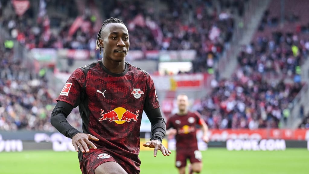 Der 18-jährige Yan Diamonde jubelt nach seinem ersten Bundesliga-Tor.