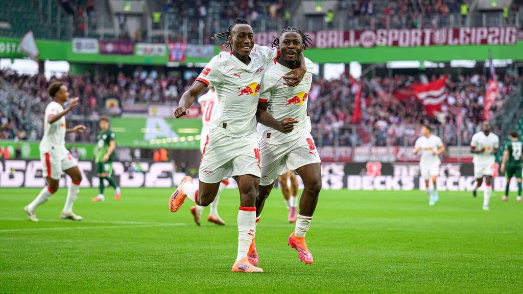 Yan Diomande (l.) ersetzt in Augsburg den verletzten Teamkameraden Johan Bakyoko (r.).
