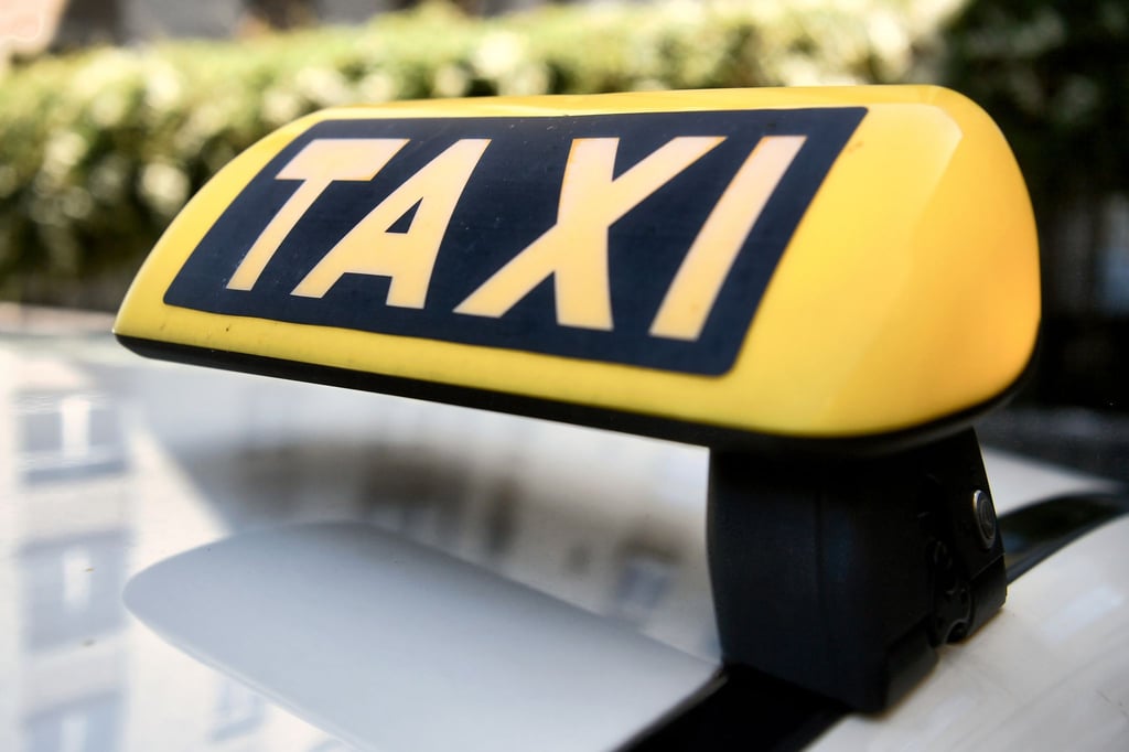 Ein Taxifahrer wurde am Ende der Tour mit einem Messer bedroht. (Symbolbild)