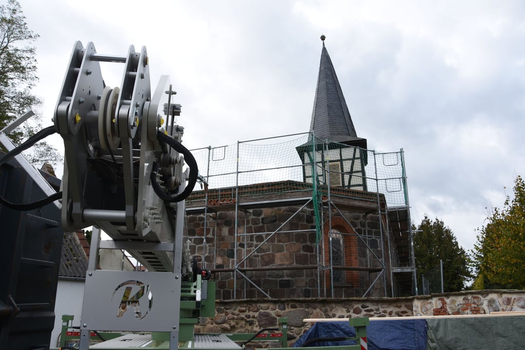 Der Baukran wartet vor der Neuendorfer Kirche auf seinen Einsatz.