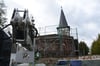 Der Baukran wartet vor der Neuendorfer Kirche auf seinen Einsatz.